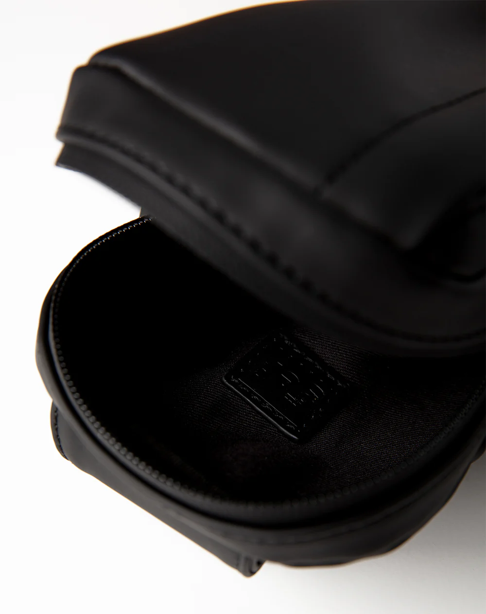 Bolso cruzado tipo sling bag negro - Image 5