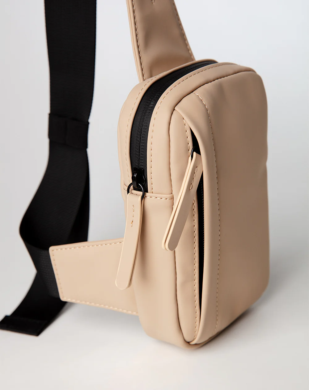 Bolso cruzado tipo sling bag beige - Image 3