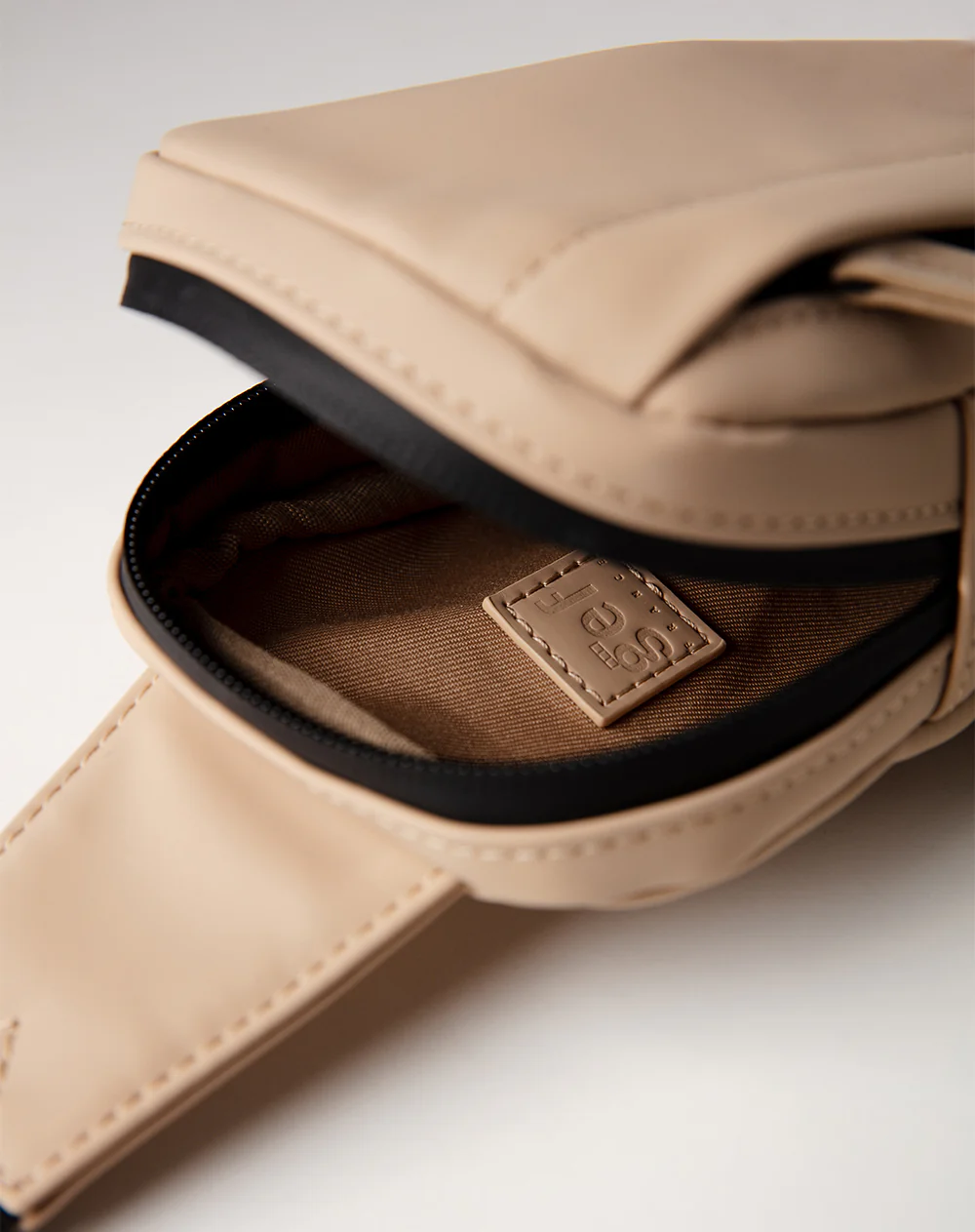 Bolso cruzado tipo sling bag beige - Image 4