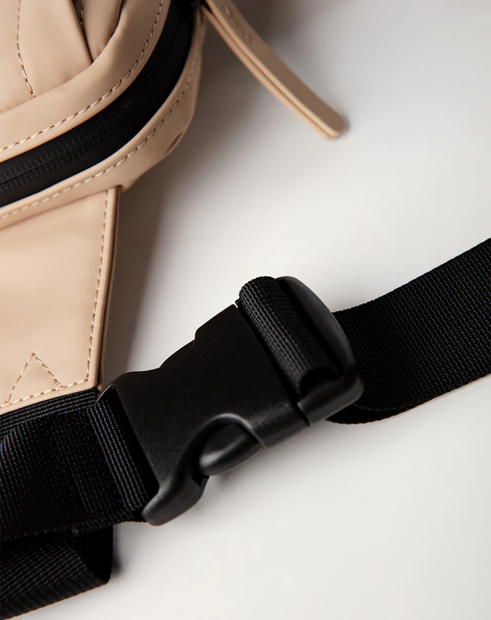 Bolso cruzado tipo sling bag beige - Image 5