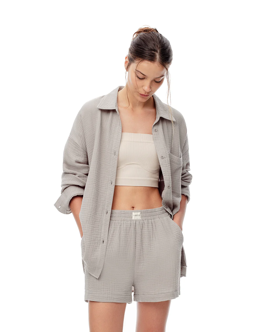 Short relax tiro alto texturizado taupe mujer - Image 4