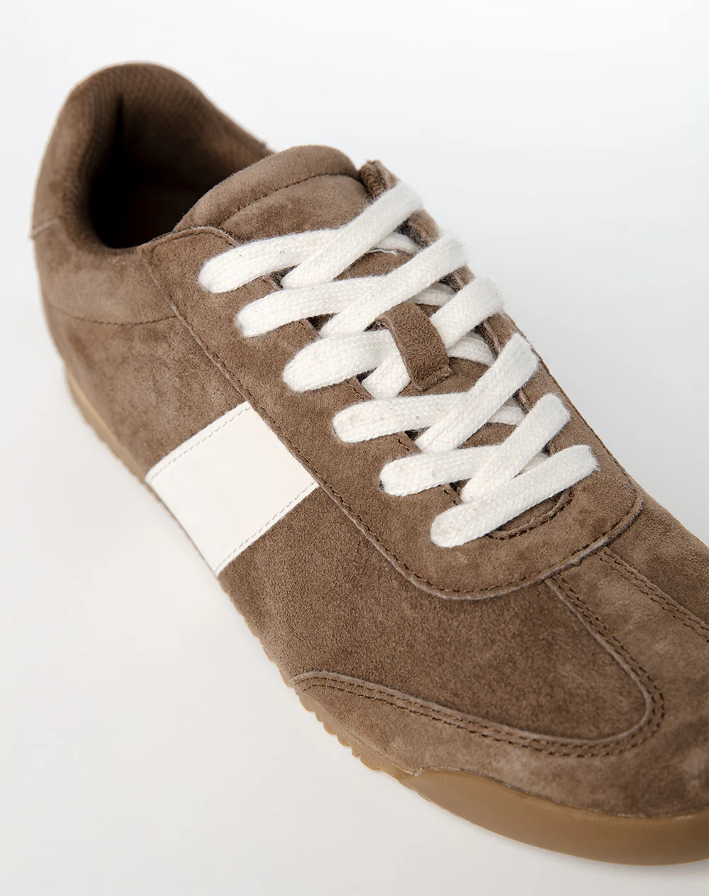 Tenis casuales cuero gamuza taupe mujer - Image 3