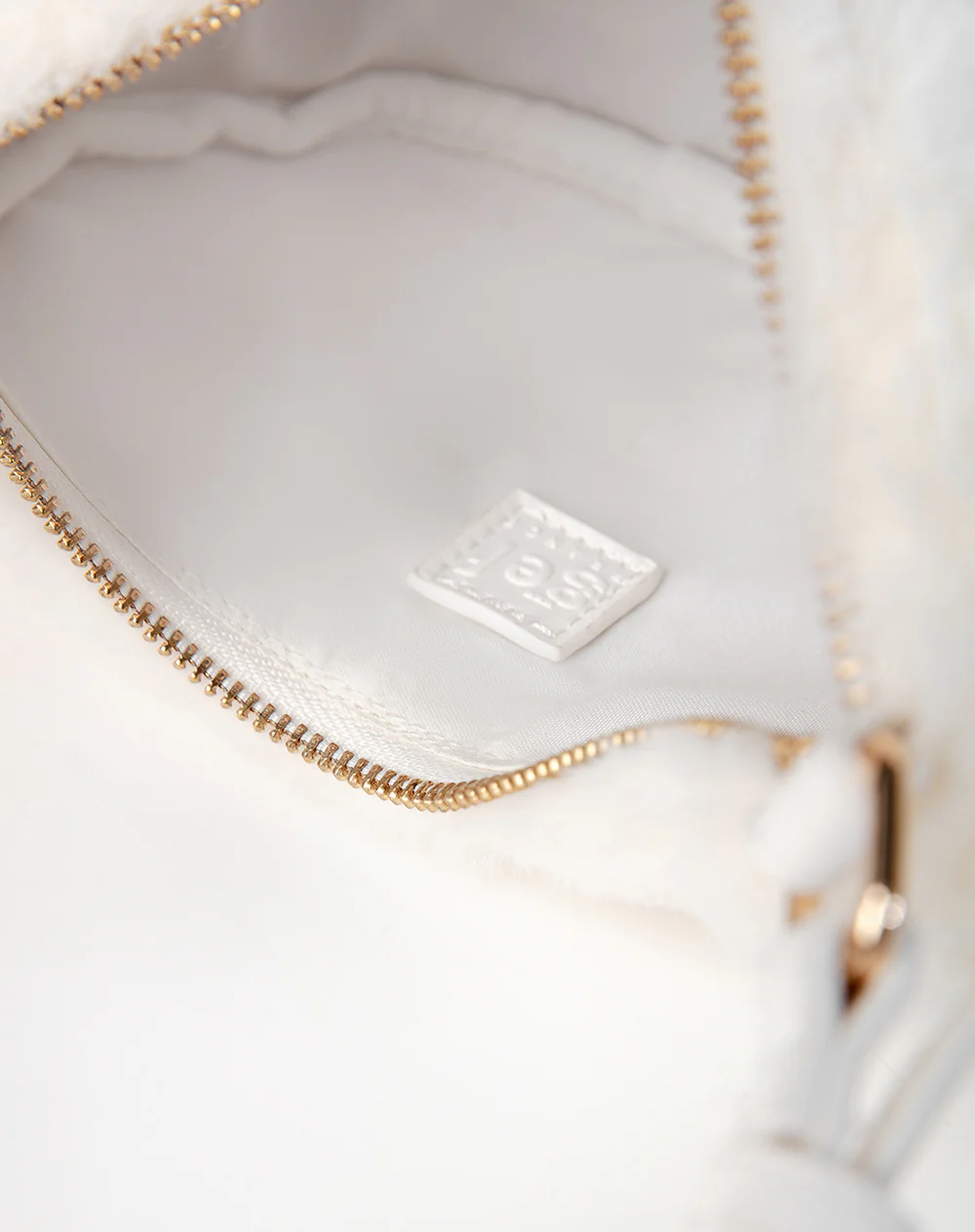 Bolso tipo baguette textura peluche blanco niña - Image 5