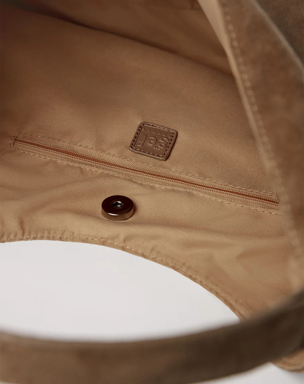 Bolso hobo tipo gamuza café - Image 4