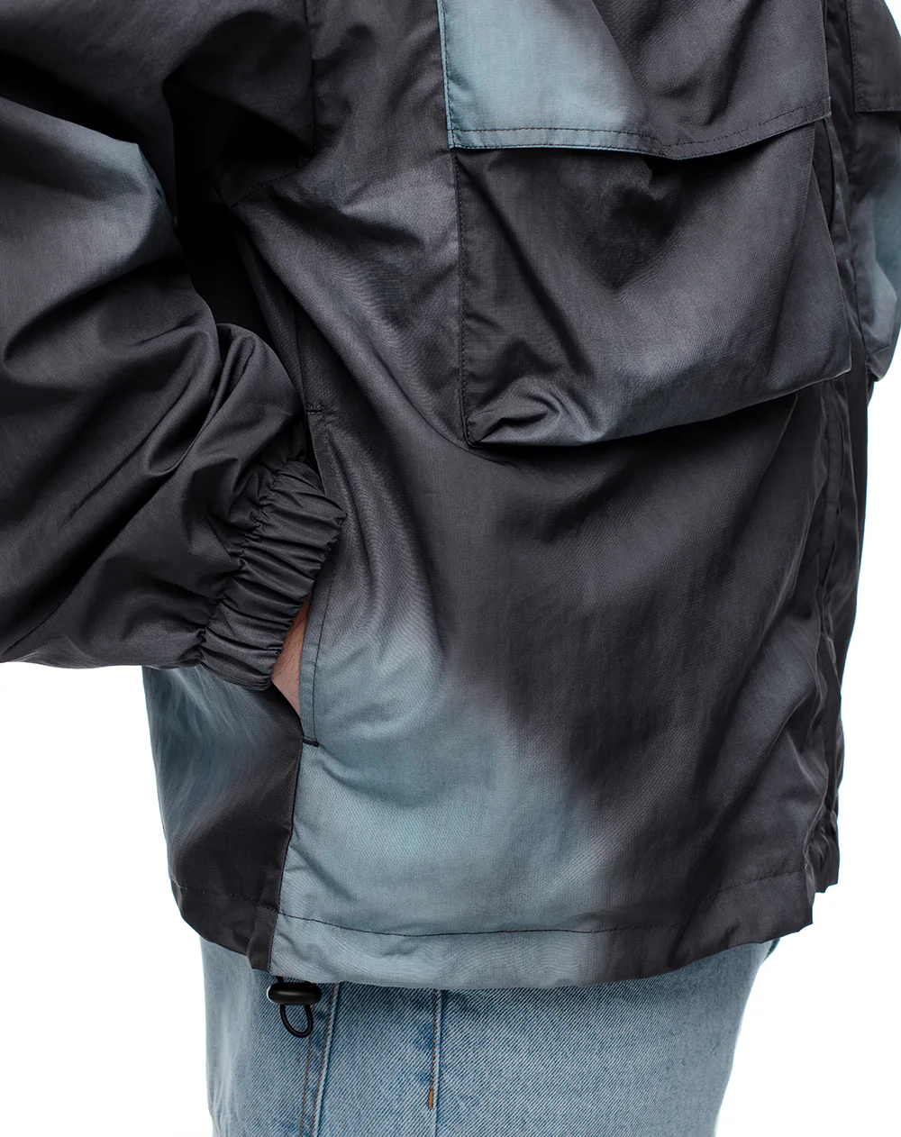 Chaqueta liviana utilitaria estampada hombre - Image 6