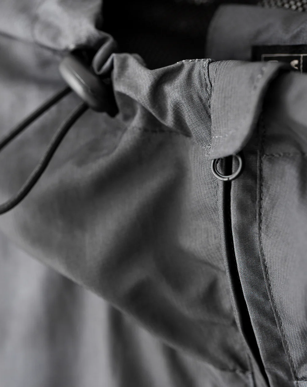 Chaqueta liviana utilitaria estampada hombre - Image 8