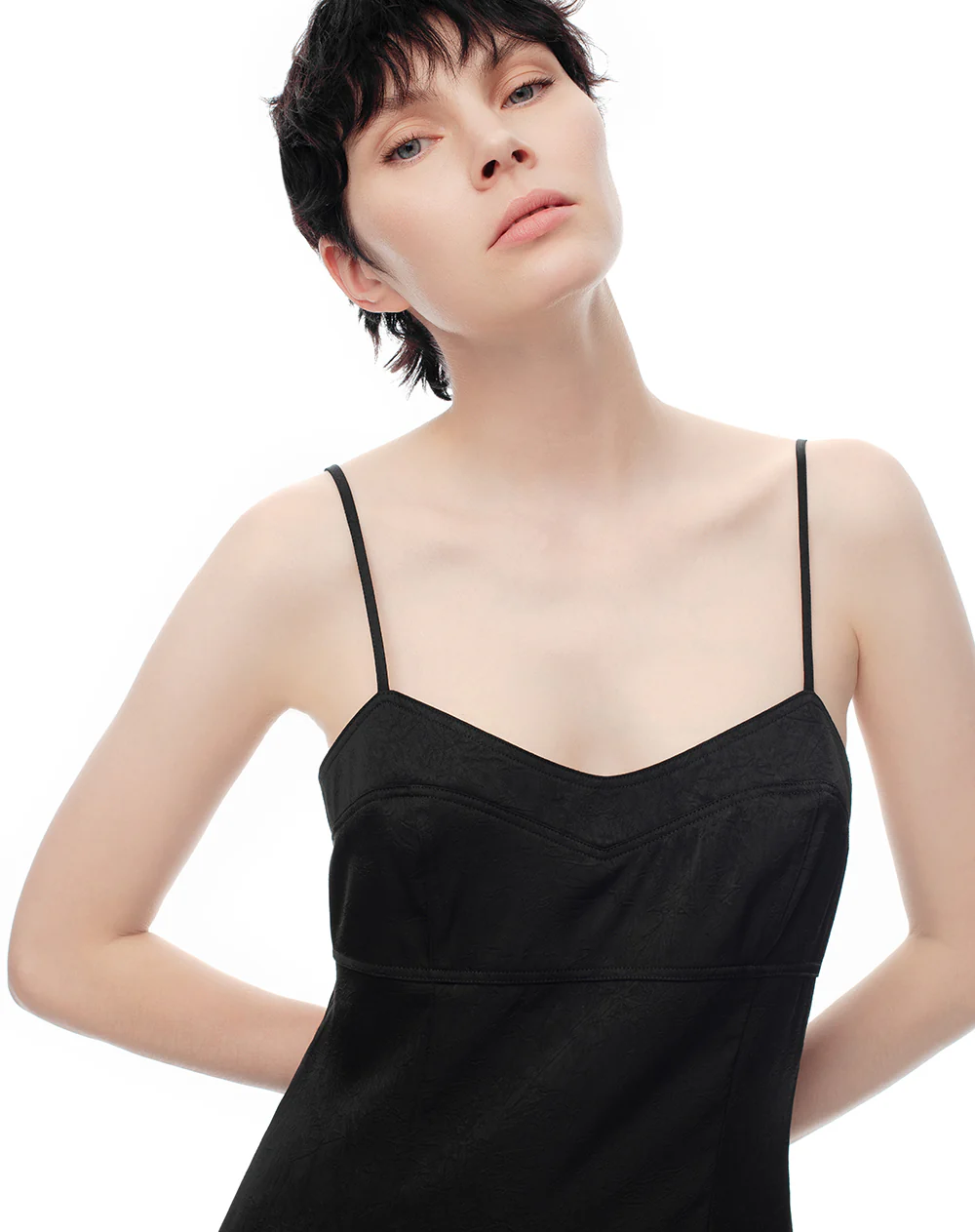 Vestido midi satinado negro mujer - Image 3