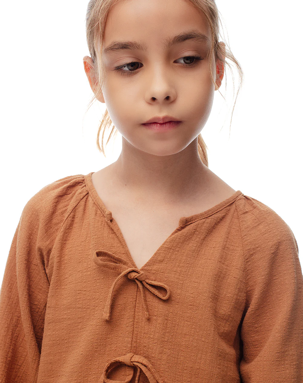 Blusa regular anudada algodón caramelo niña - Image 3