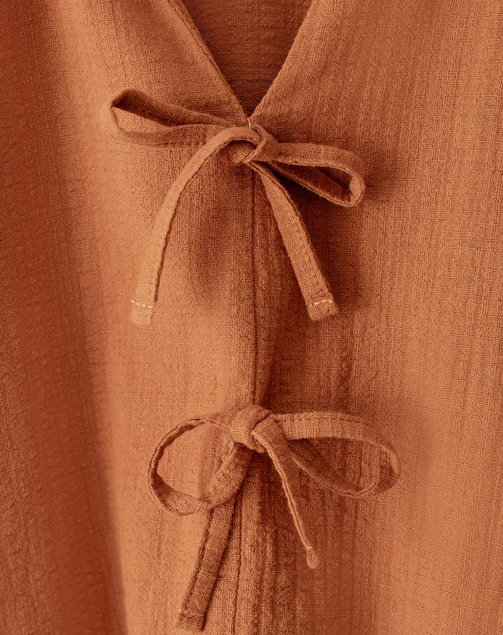 Blusa regular anudada algodón caramelo niña - Image 6