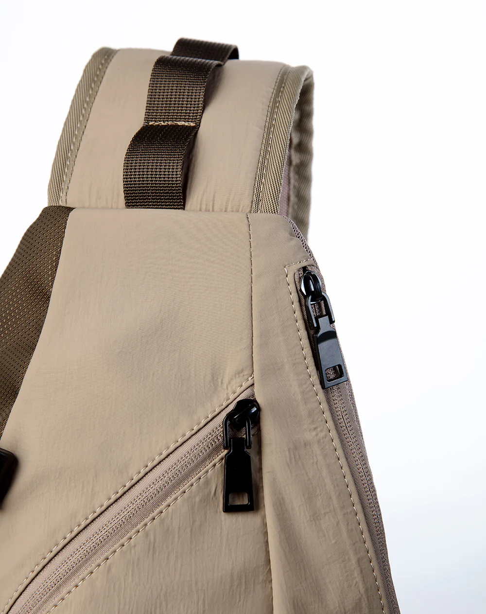 Morral tipo sling crossbody con ajuste frontal café - Image 3